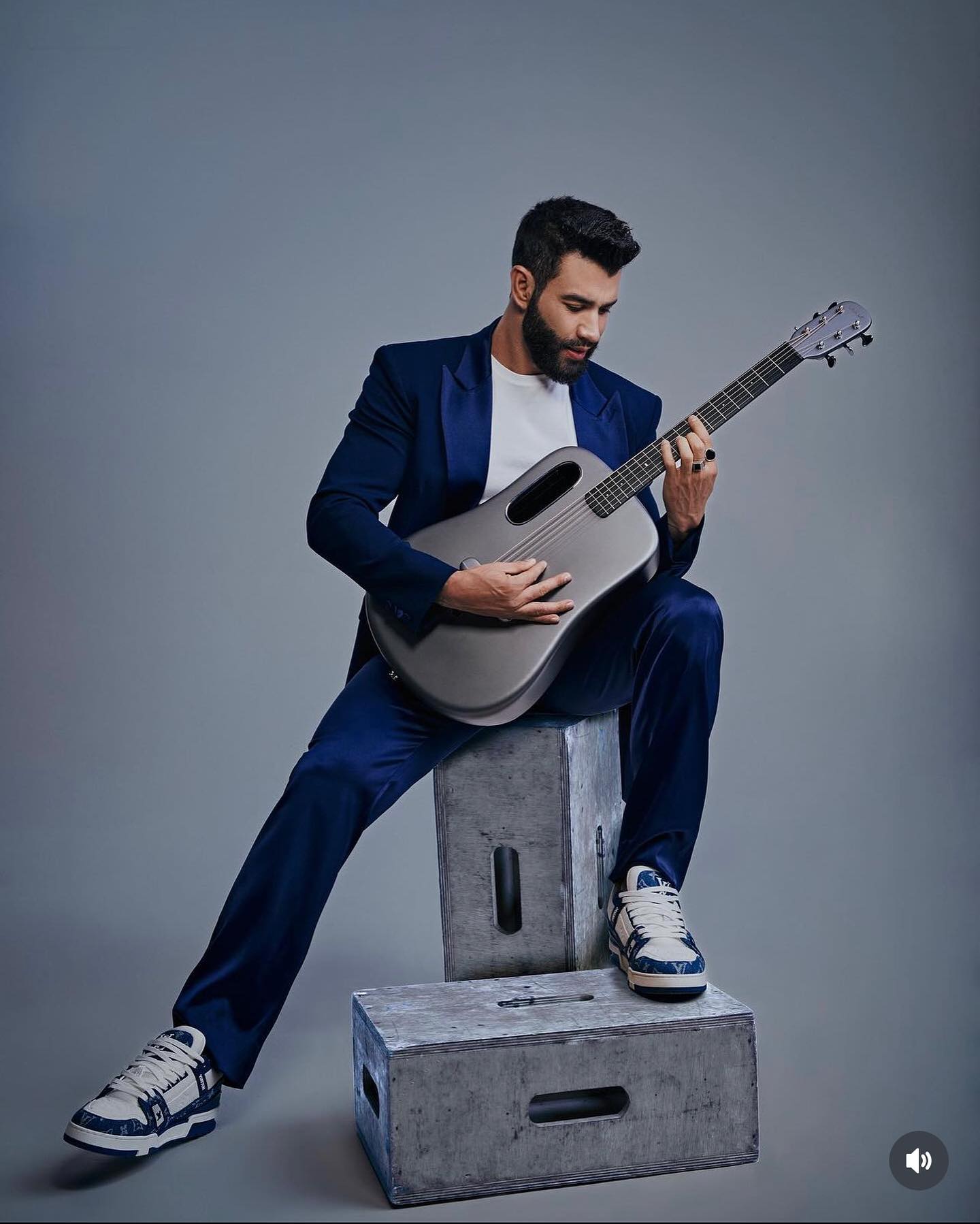 Ensaio musical com violão no estúdio