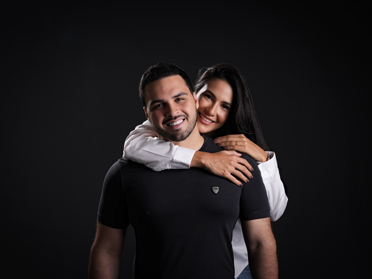 Ensaio de casal em fundo preto